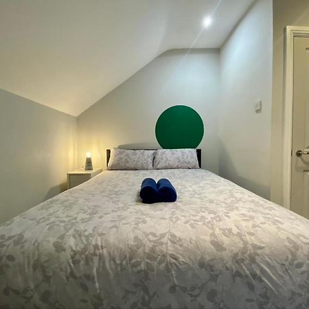 Stylish Modern Apartments Near Parks & Centre カーディフ エクステリア 写真