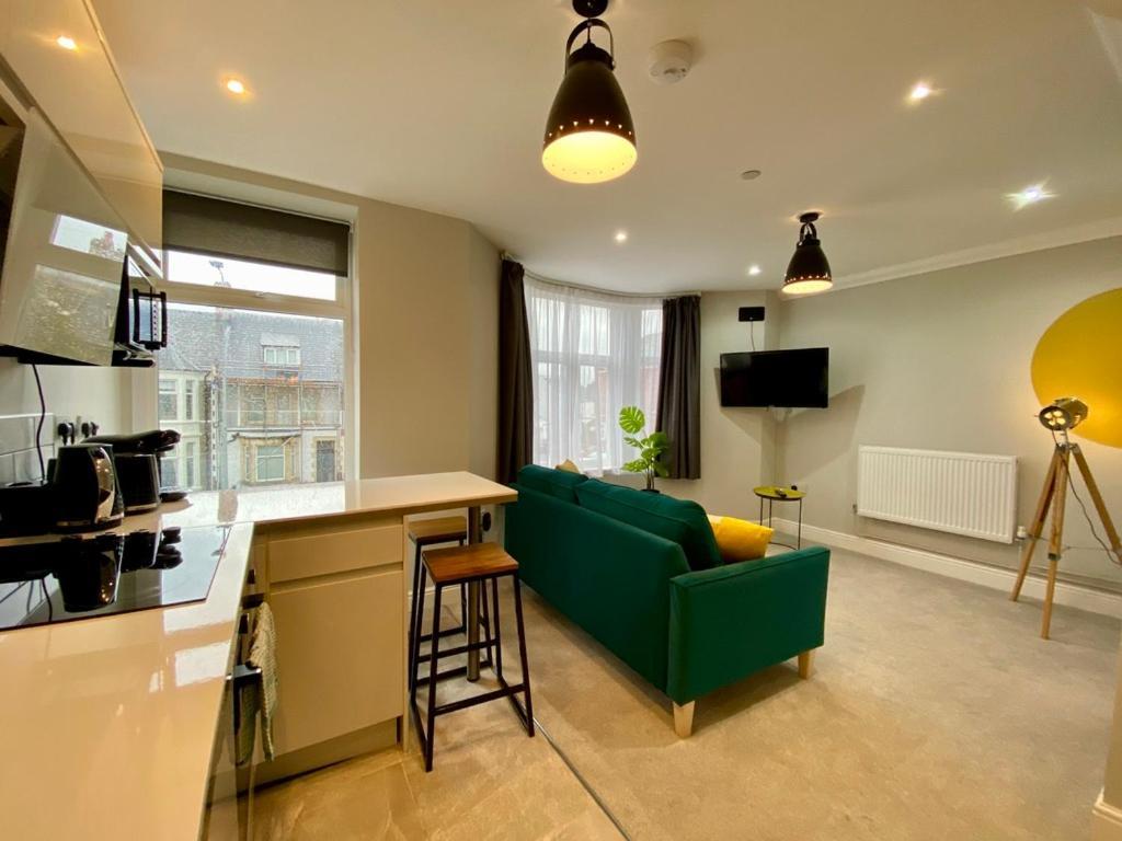 Stylish Modern Apartments Near Parks & Centre カーディフ エクステリア 写真