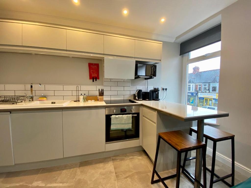 Stylish Modern Apartments Near Parks & Centre カーディフ エクステリア 写真