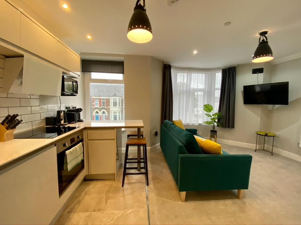 Stylish Modern Apartments Near Parks & Centre カーディフ エクステリア 写真