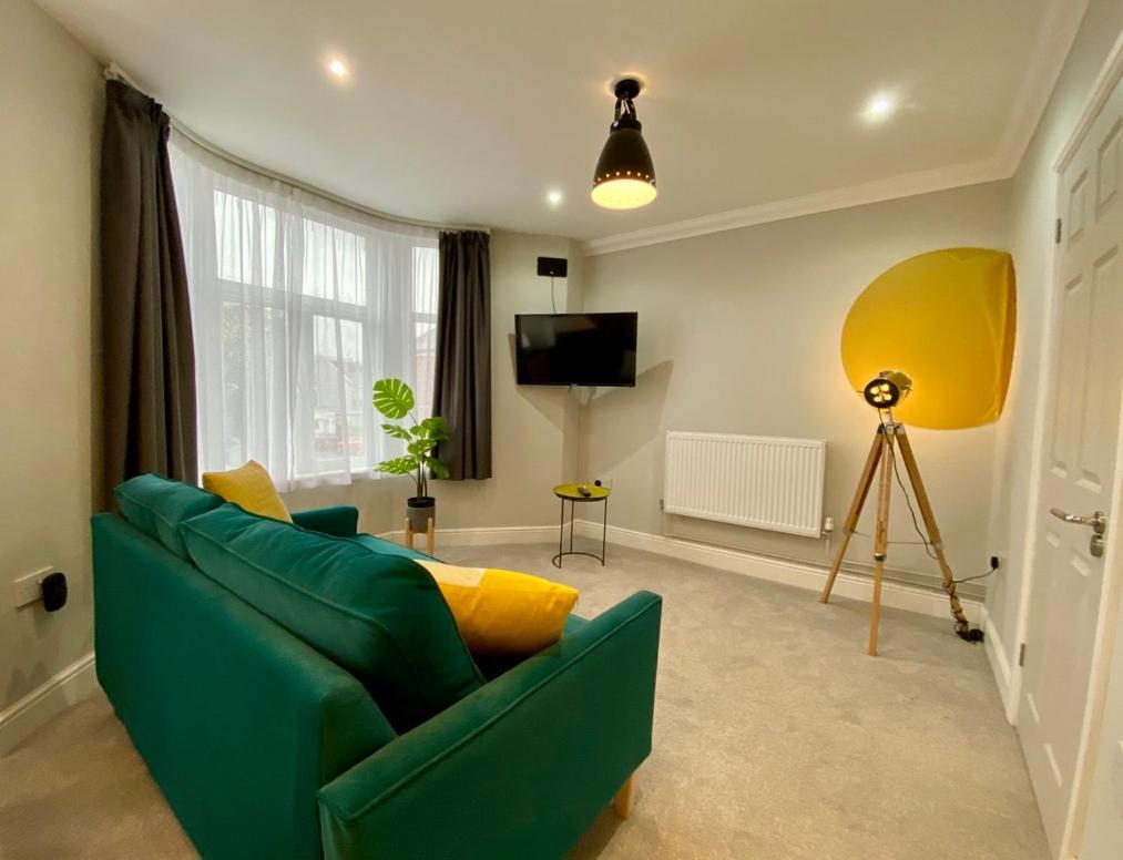 Stylish Modern Apartments Near Parks & Centre カーディフ エクステリア 写真