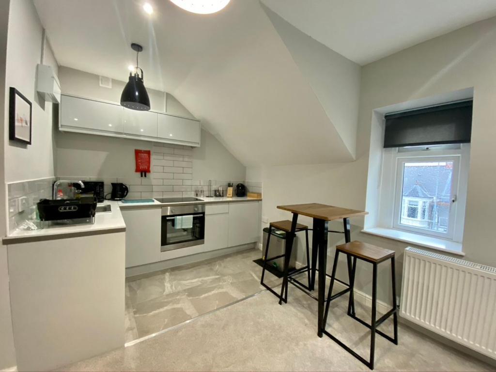 Stylish Modern Apartments Near Parks & Centre カーディフ エクステリア 写真