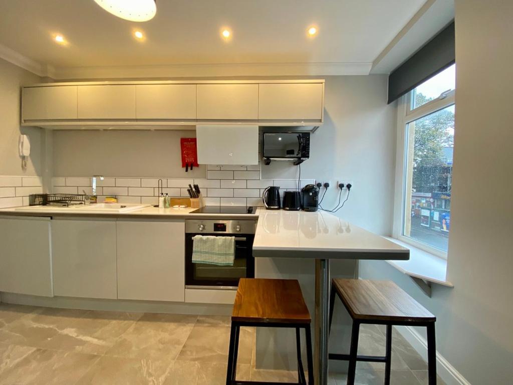 Stylish Modern Apartments Near Parks & Centre カーディフ エクステリア 写真