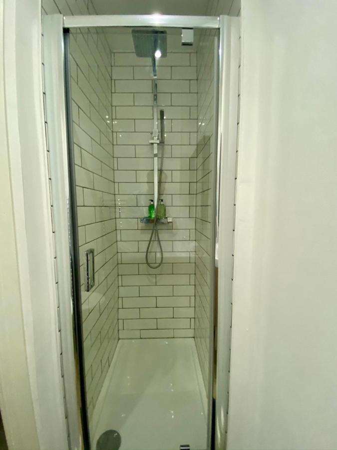 Stylish Modern Apartments Near Parks & Centre カーディフ エクステリア 写真