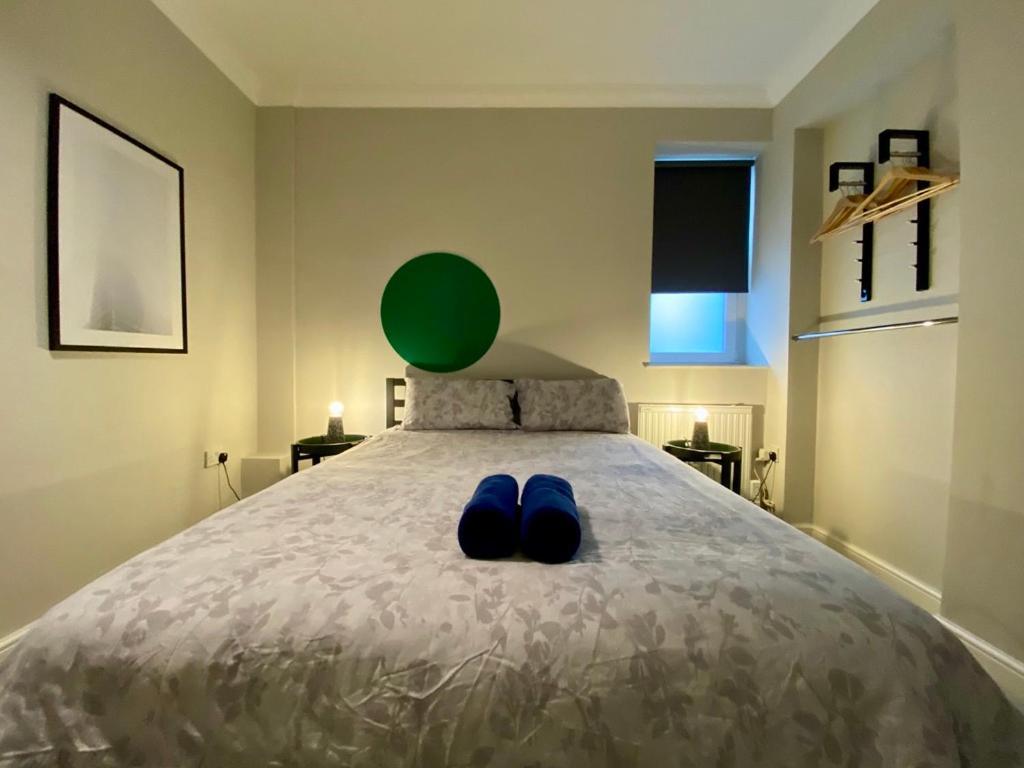 Stylish Modern Apartments Near Parks & Centre カーディフ エクステリア 写真