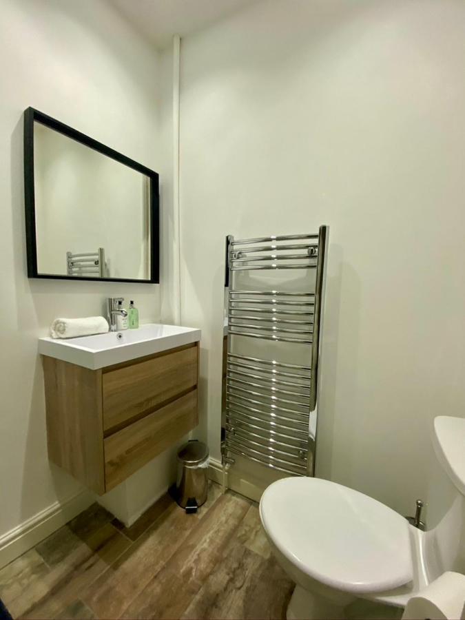 Stylish Modern Apartments Near Parks & Centre カーディフ エクステリア 写真
