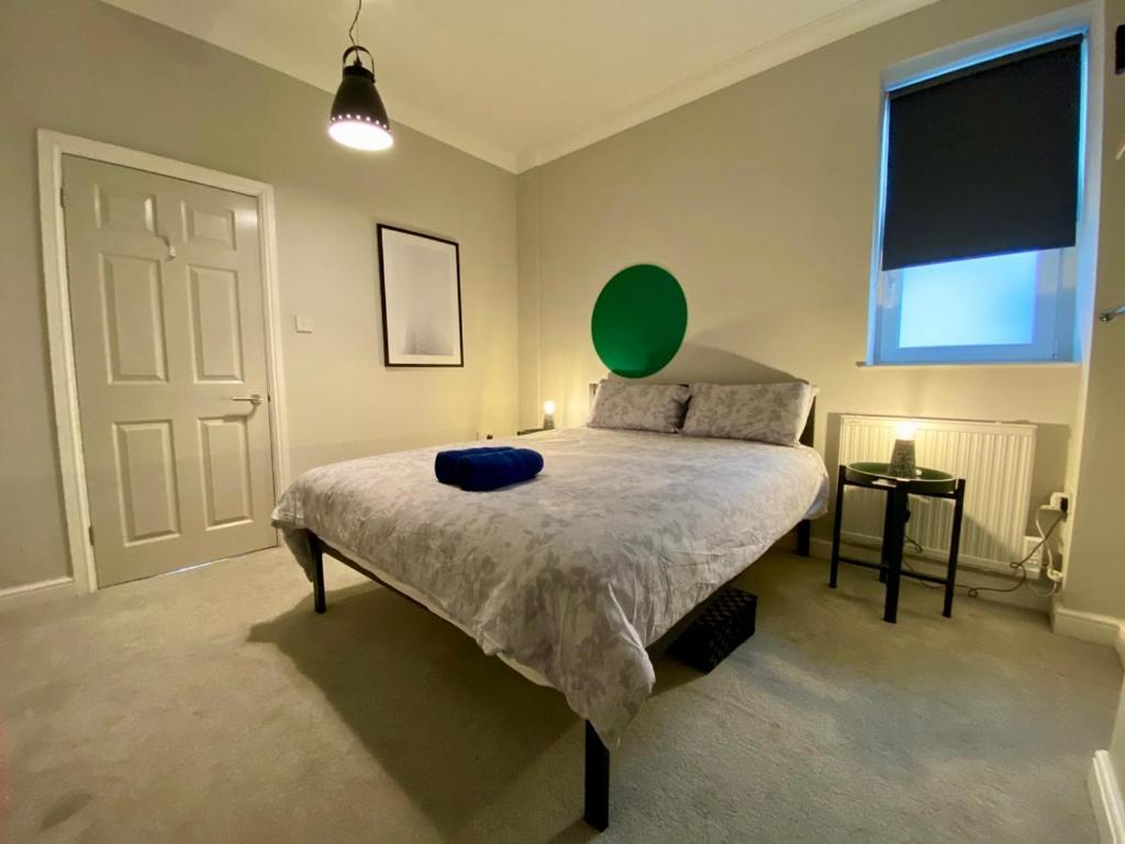 Stylish Modern Apartments Near Parks & Centre カーディフ エクステリア 写真