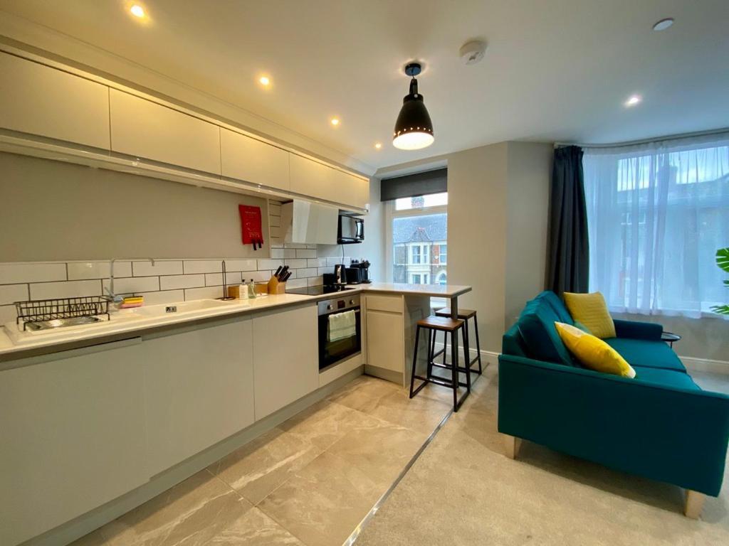 Stylish Modern Apartments Near Parks & Centre カーディフ エクステリア 写真